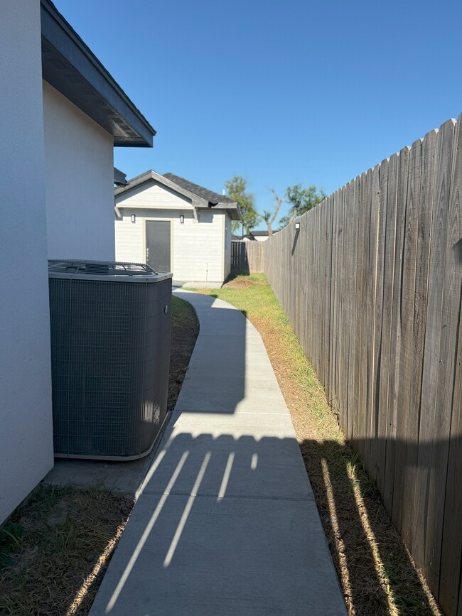 Building Photo - 5712 Abbey Ct