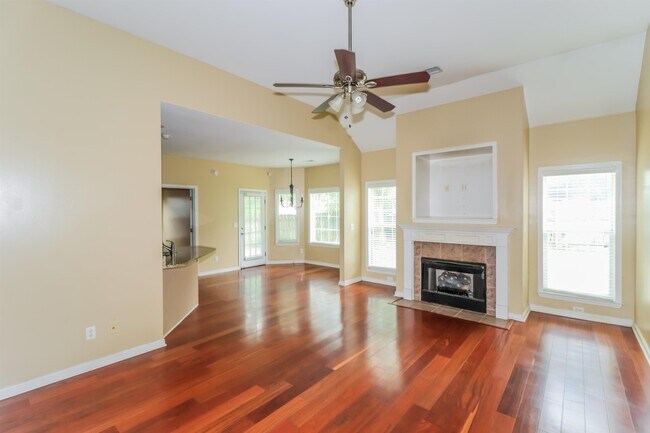 Foto del edificio - 8423 Shady Elm Dr