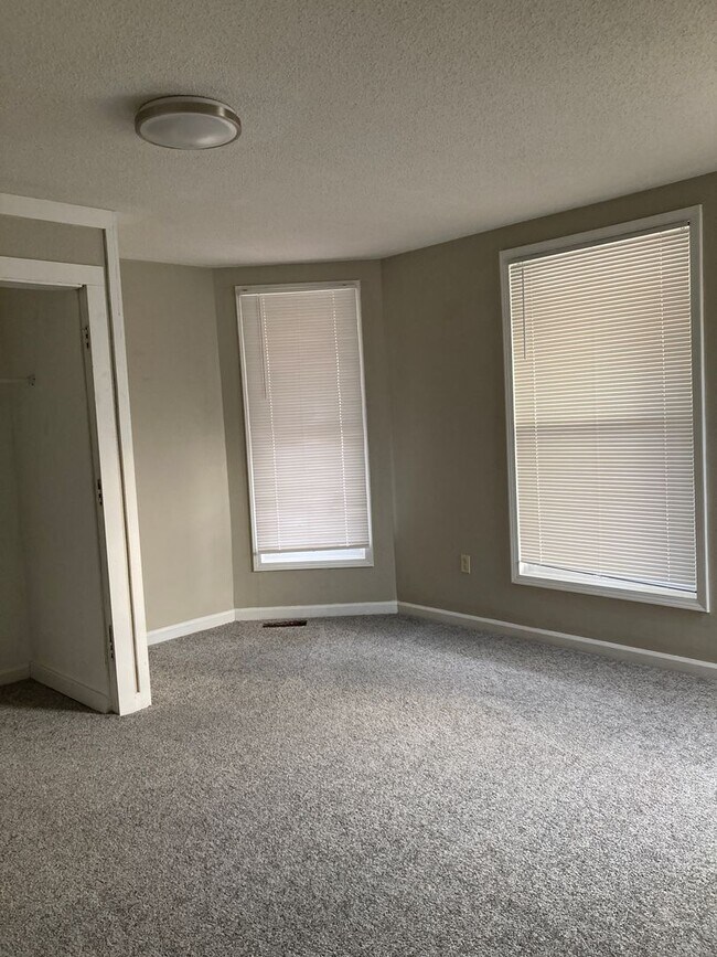 Building Photo - 3 Bedroom, 1 bathroom House!