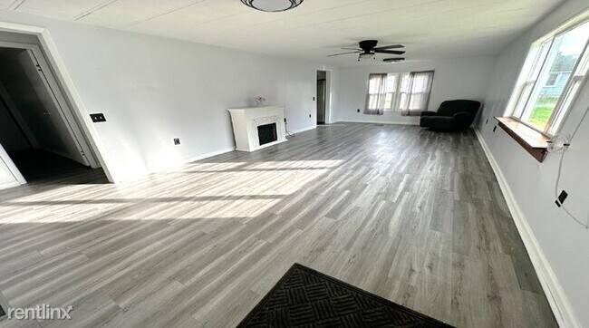 Building Photo - 2 br, 1 bath House - 13 Lake Rd