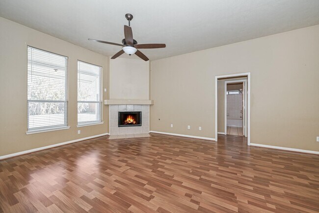 Foto del edificio - 10002 Forest Spring Ln