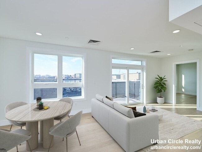 Building Photo - Spacious One Bed Now Available