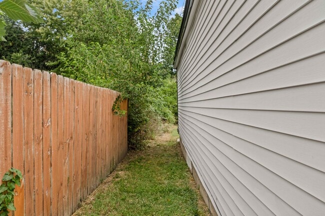 Building Photo - 1616 E Funston St