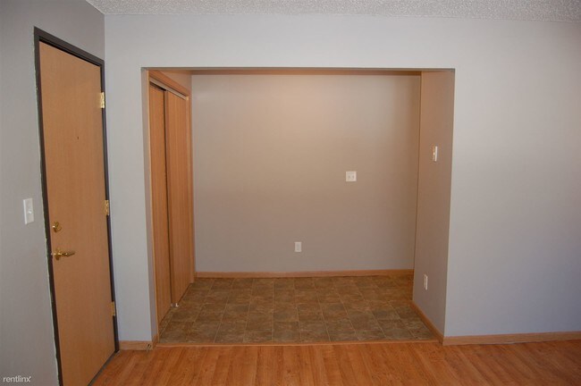 Building Photo - 4 br, 2 bath  - 902 N Dodge St Apt C1-C2
