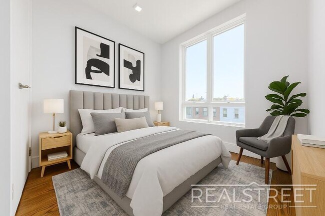 Building Photo - Luxury 2 BR in Bushwick with Balcony & Roof Deck!