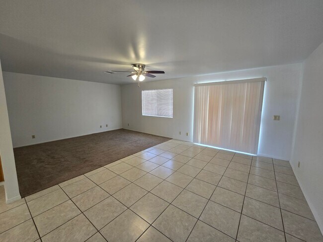 Foto del edificio - Corner lot home, super clean!