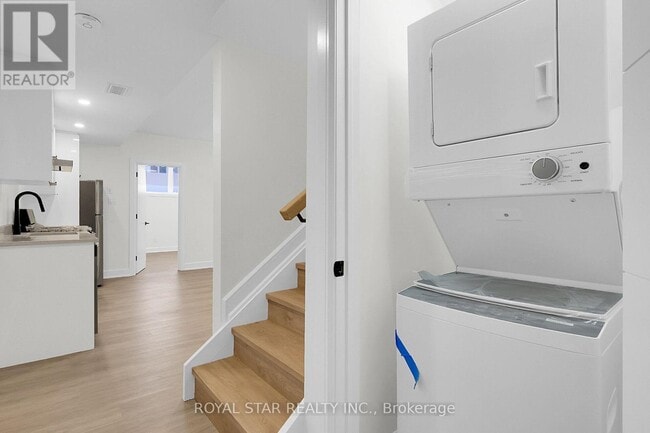 Building Photo - 547 Mutual St