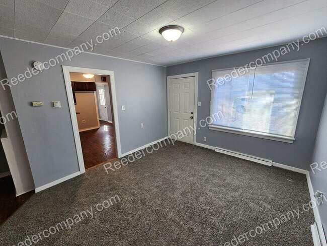 Building Photo - 2 bedroom 1 bathroom house minutes from ex...