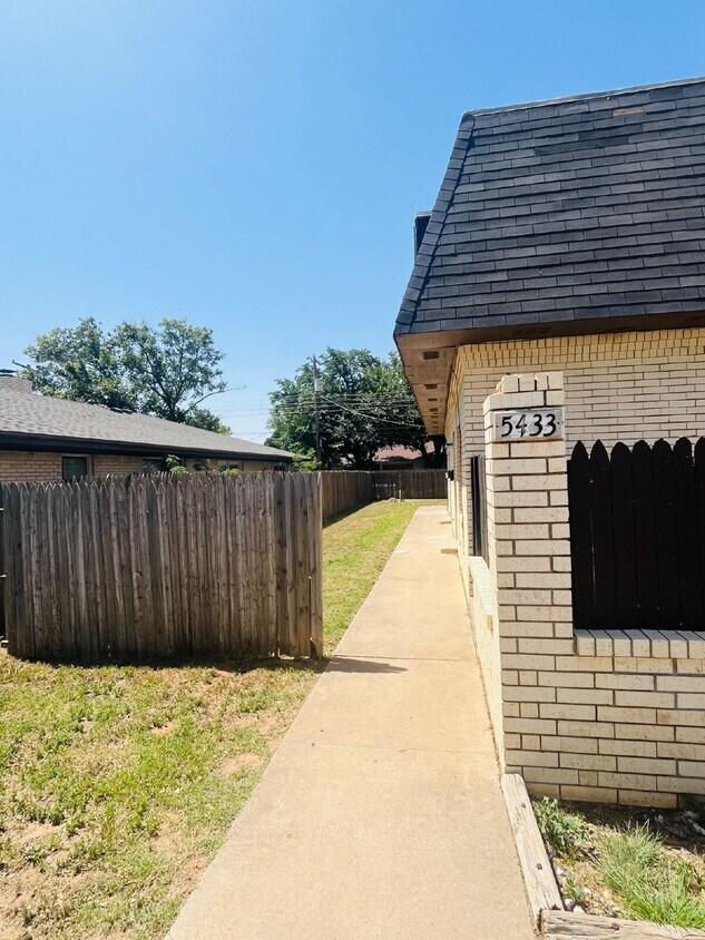 Foto principal - 2 Bedroom Townhome