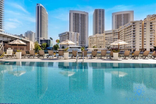 Building Photo - 2602 E Hallandale Beach Blvd