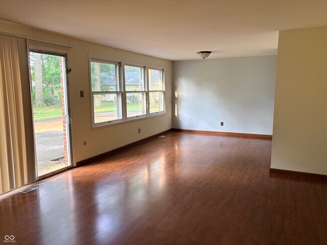 Foto del edificio - 1537 W 74th Pl