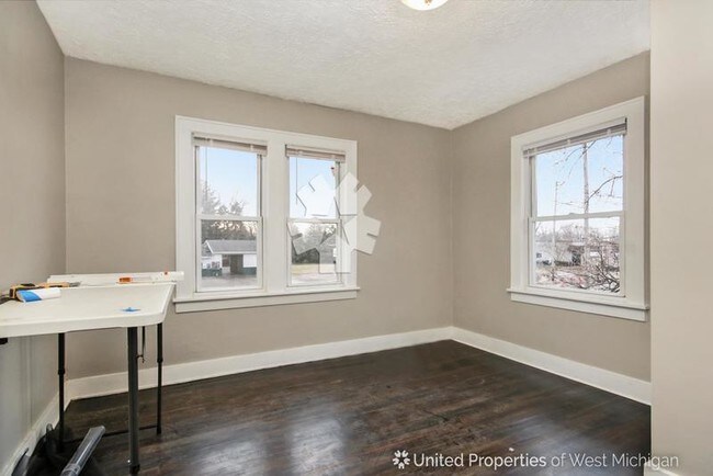 Building Photo - 1555 Chicago Dr SW
