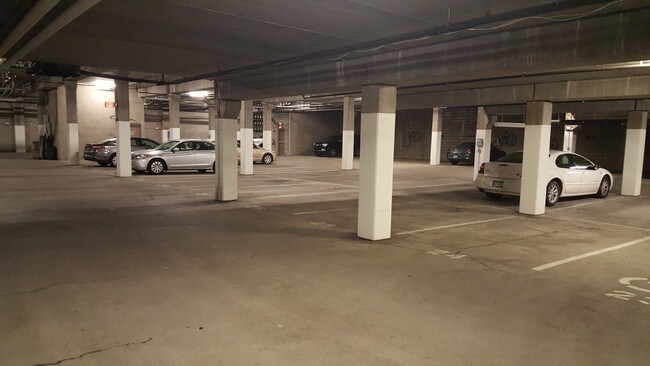 Estacionamiento subterráneo - 1022 University Ave SE