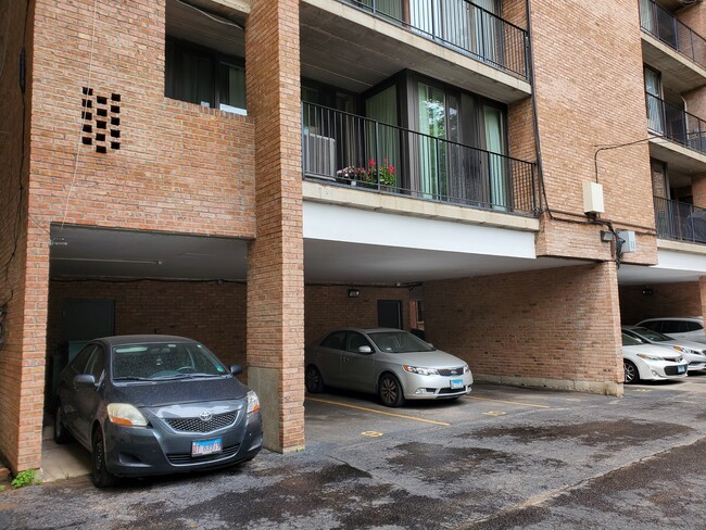 Building Photo - 651 W Sheridan Rd