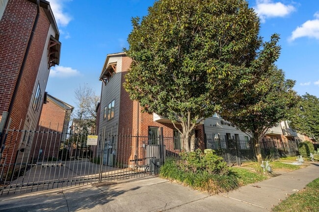 Building Photo - 2824 Leeland St