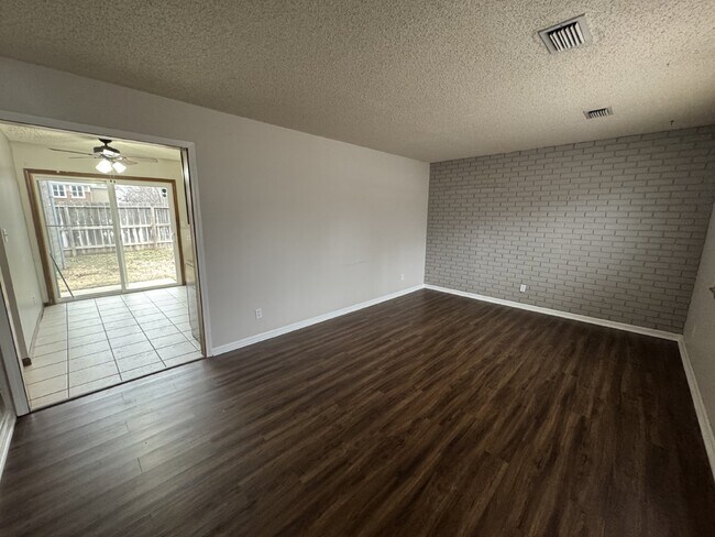 Foto del edificio - Enjoy the charm of this 2 bedroom, 1 bathroom house.
