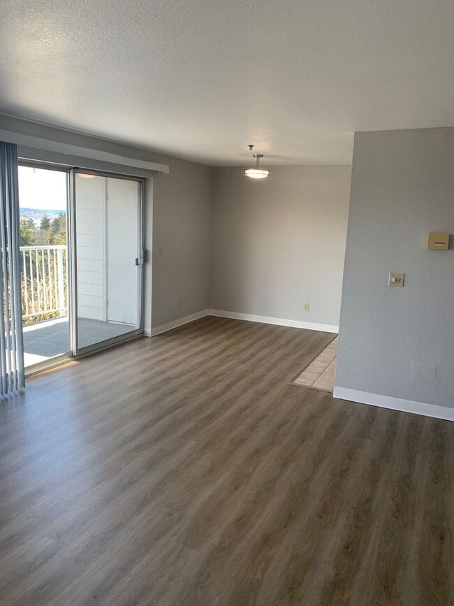 Building Photo - 044- Beautiful 2bd 2 bath Condo with View!!
