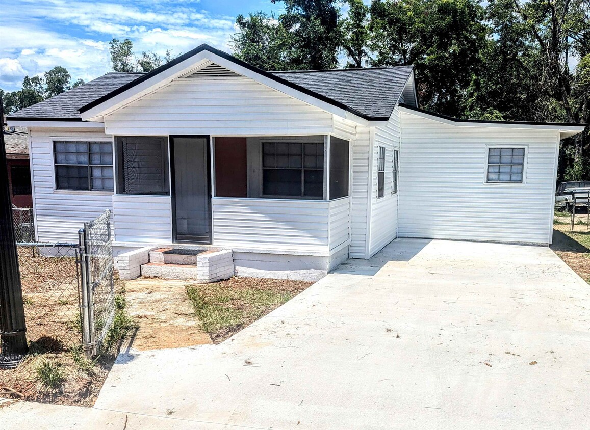 Primary Photo - 1706 Saxon St