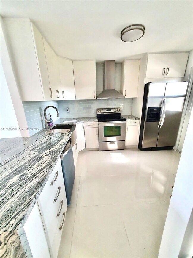 Foto del edificio - 2200 NE 33rd Ave
