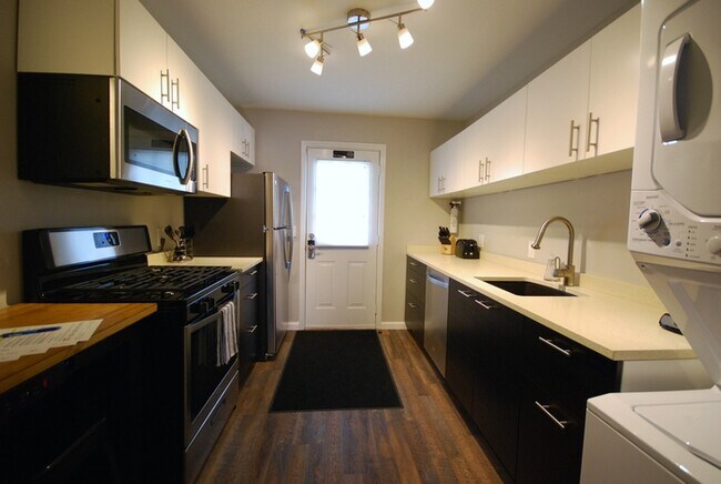 Foto del edificio - Brookwood Courtyard by BCA Furnished Apart...