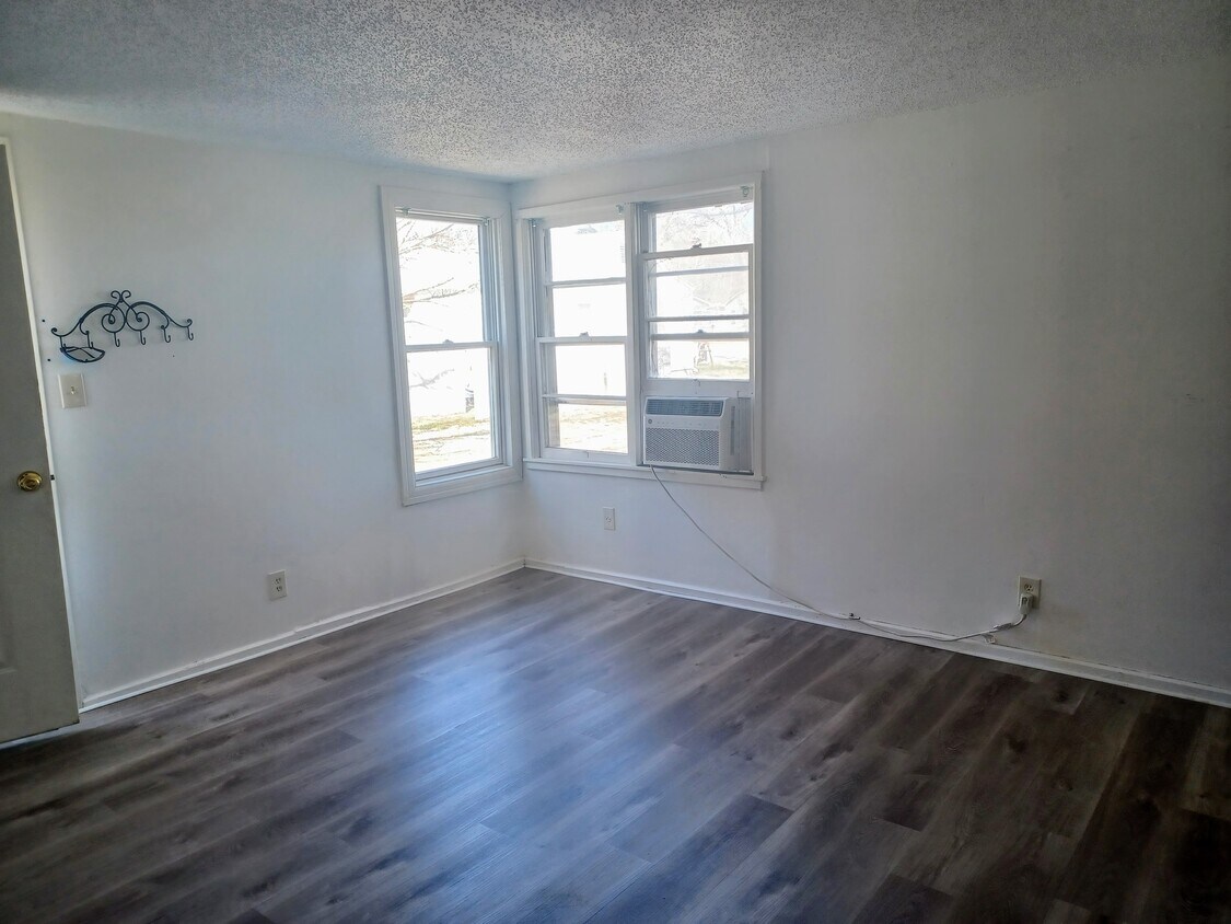 621 N Meridian Ave, Valley Center, KS 67147 Townhome Rentals in