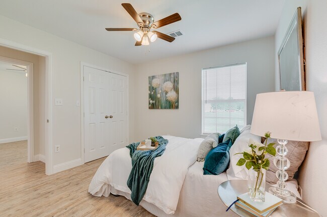 Foto del edificio - 380 Railroad Ave