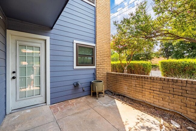 Building Photo - 832 Banister Ln