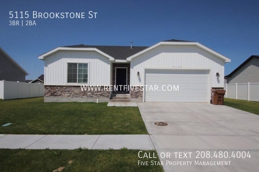 Primary Photo - Beautiful 3 Bedroom Home With A Spacious Y...