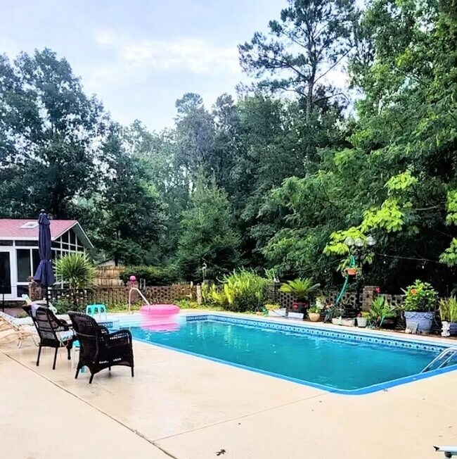 Building Photo - Charming ranch-style home with pool access!