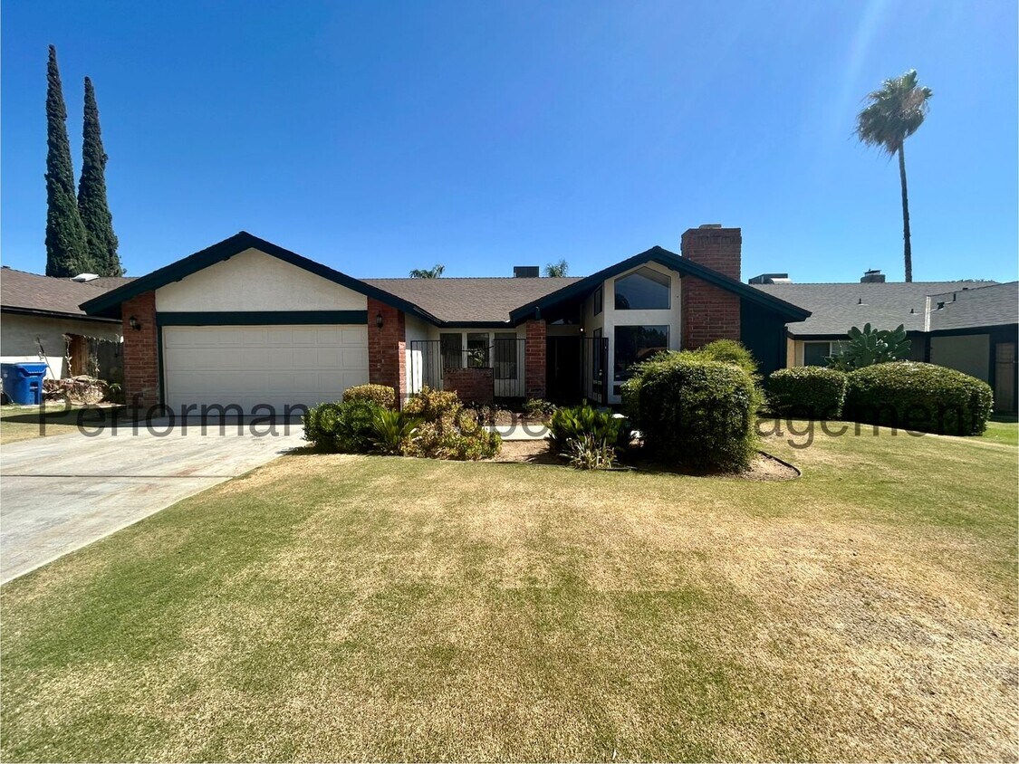 Foto principal - Stunning 3 Bed/2 Bath Split Wing Home w/ R...