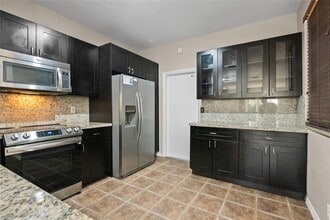 Building Photo - 2082 Madeira Dr