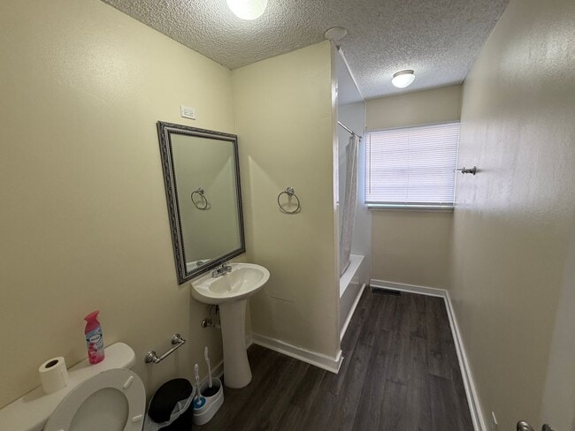 Foto del edificio - 3 Bedroom House - Large Storage Building a...