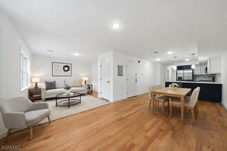 Building Photo - 52 James St