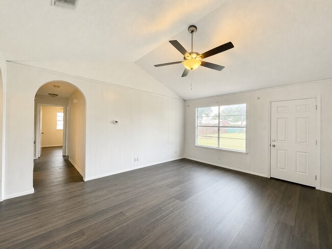Building Photo - Gorgeous 3/2 recently renovated in homey neighborhood
