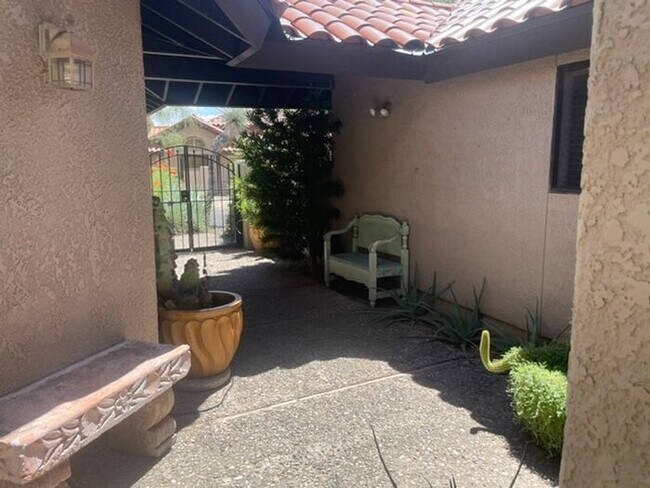Building Photo - Beautiful home in gated community