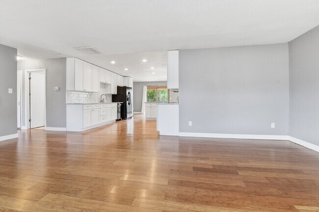 Foto del edificio - $3,045.95, 3 bed, 2 bath house in Denver with Fenced in Yard and In Unit Laundry!