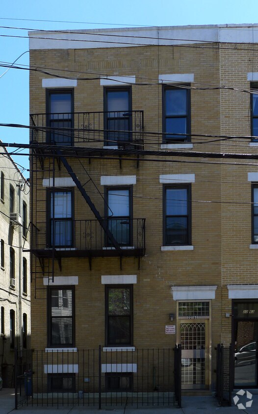 Foto del edificio - 22-61 43rd St