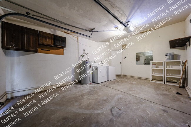 Building Photo - 2834 E Isabella Ave