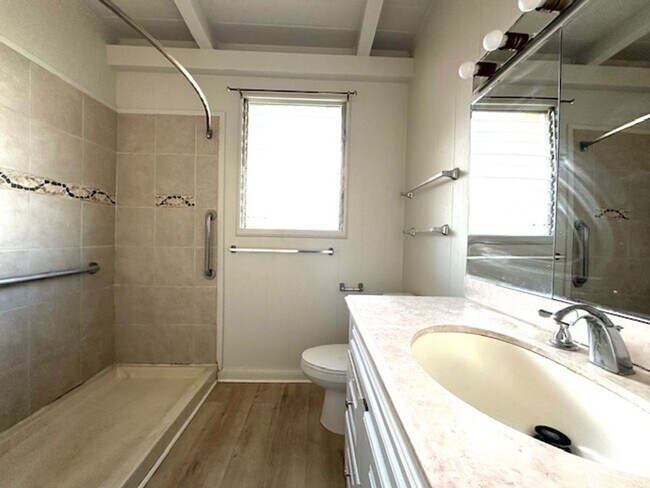 Building Photo - 3 Bedroom, 1.5 Bathroom House