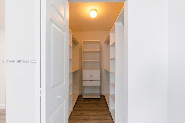 Building Photo - 1155 Brickell Bay Dr