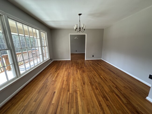 Building Photo - 989 Riverbend Dr