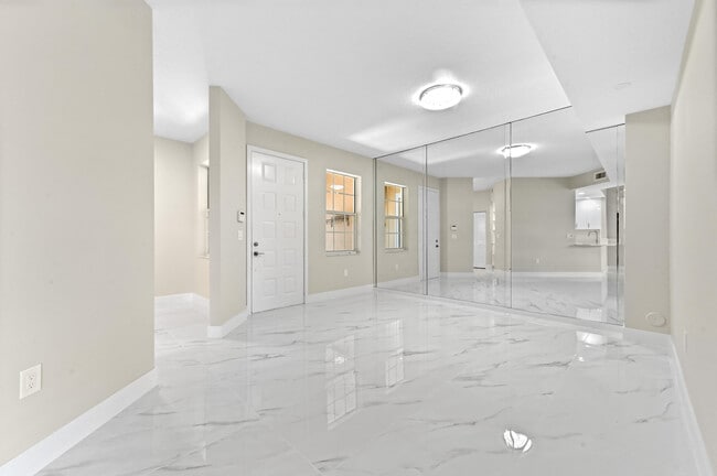 Building Photo - 12510 Crystal Pointe Dr