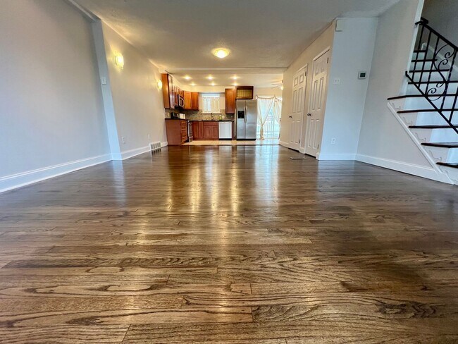 Foto del edificio - 3-Bedroom Townhome in Parkwood with Finished Basement! Available NOW!