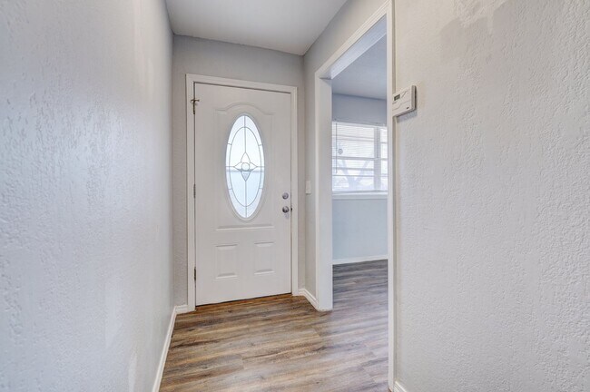 Foto del edificio - 629 Parkhurst Terrace