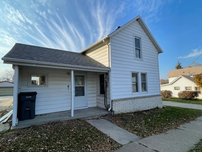 Building Photo - 2 bd 1 ba house for rent in Hudson, IA