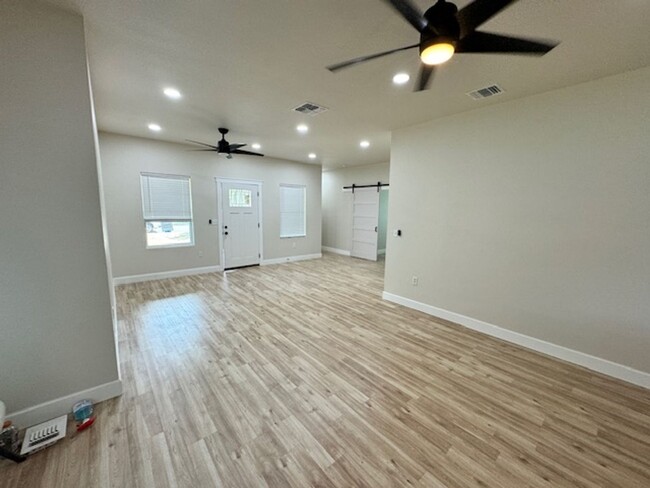 Foto del edificio - Ready For Move In - An Amazing 3/2 Modern ...