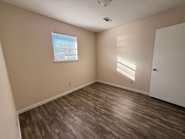 Foto del edificio - 1502 S Commerce Ave