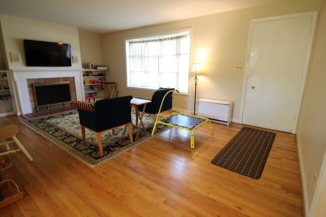 Foto del edificio - Charming 3 Bed 2.5 Bath Brick Home With Sp...