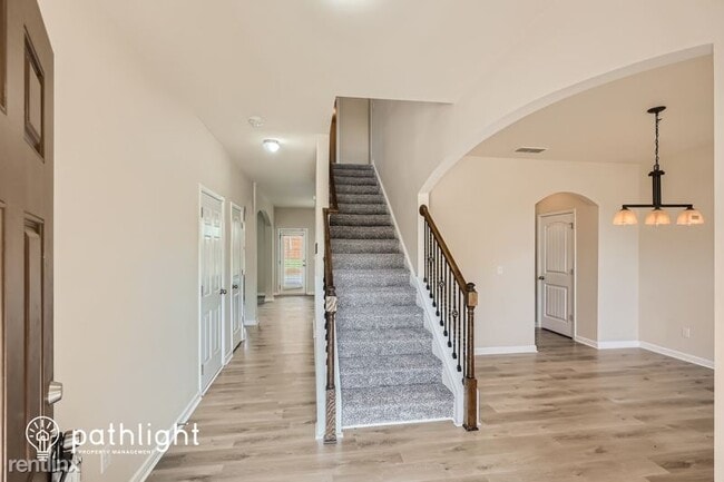 Building Photo - 4 br, 2.5 bath House - 1380 Worcester Trai...
