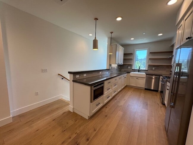Building Photo - Gorgeous Trig-level townhome with ROOF TOP...